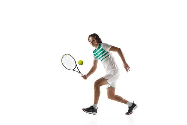 Junge kaukasische Profisportler spielen Tennis isoliert auf weißem Hintergrund — Stockfoto