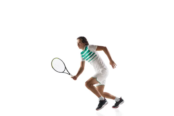 Νεαρός καυκάσιος επαγγελματίας αθλητής που παίζει τένις απομονωμένος σε λευκό φόντο — Φωτογραφία Αρχείου