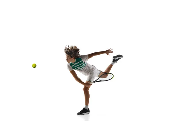 Ung kaukasisk professionell idrottsman spelar tennis isolerad på vit bakgrund — Stockfoto