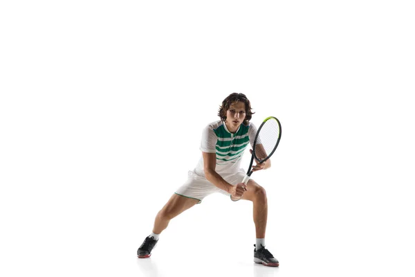 Mladý kavkazský profesionální sportovec hraje tenis izolované na bílém pozadí — Stock fotografie