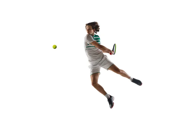 Νεαρός καυκάσιος επαγγελματίας αθλητής που παίζει τένις απομονωμένος σε λευκό φόντο — Φωτογραφία Αρχείου