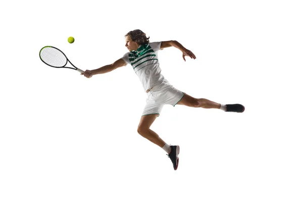 Joven deportista profesional caucásico jugando tenis aislado sobre fondo blanco —  Fotos de Stock