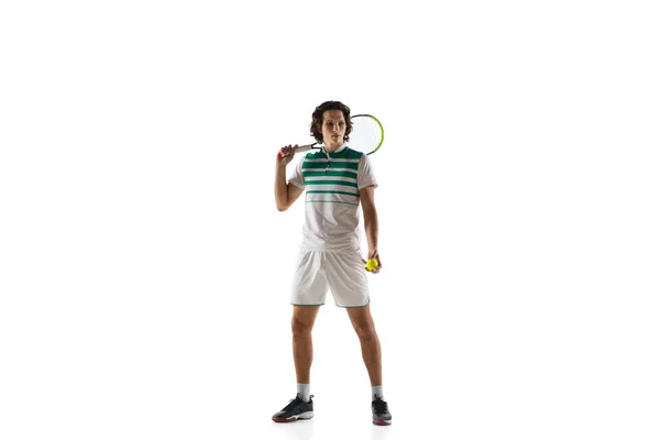 Юный кавказский профессиональный спортсмен играет в теннис на белом фоне — стоковое фото
