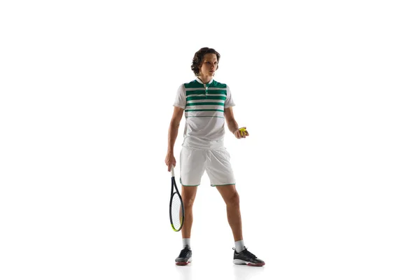 Ung kaukasisk professionell idrottsman spelar tennis isolerad på vit bakgrund — Stockfoto