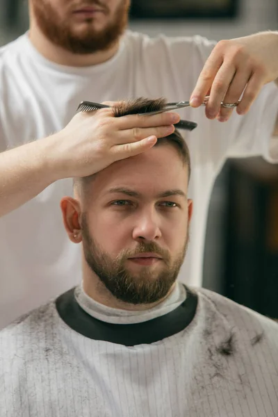 Primer peluquero maestro, estilista hace el peinado a chico, joven. Ocupación profesional, concepto de belleza masculino — Foto de Stock