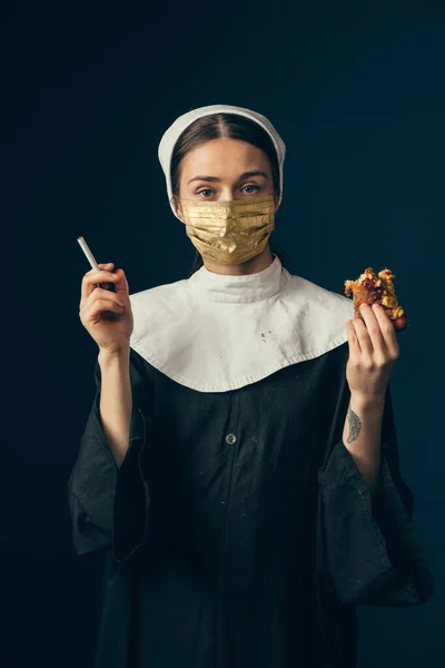 Mittelalterliche junge Frau als Nonne in Vintage-Kleidung und goldener Gesichtsmaske auf dunkelblauem Hintergrund. Konzept des Epochenvergleichs, Schutz vor Kovid — Stockfoto