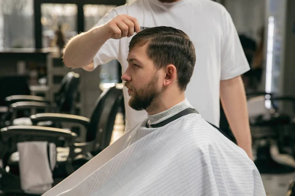 Gros plan du client du maître coiffeur, styliste pendant le soin de la coiffure. Profession professionnelle, concept de beauté masculine — Photo