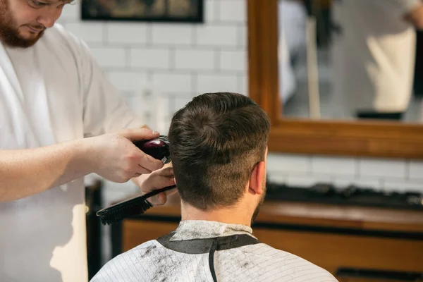 Primer peluquero maestro, estilista hace el peinado a chico, joven. Ocupación profesional, concepto de belleza masculino — Foto de Stock