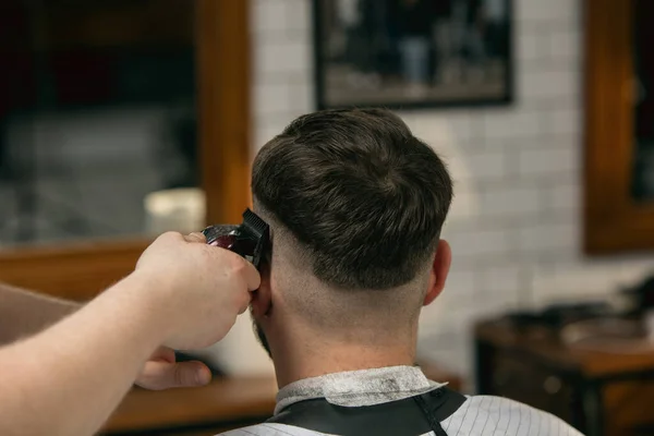 Großaufnahme des Kunden des Friseurmeisters, des Stylisten während der Frisurenpflege. Professionelle Beschäftigung, männliches Schönheitskonzept — Stockfoto