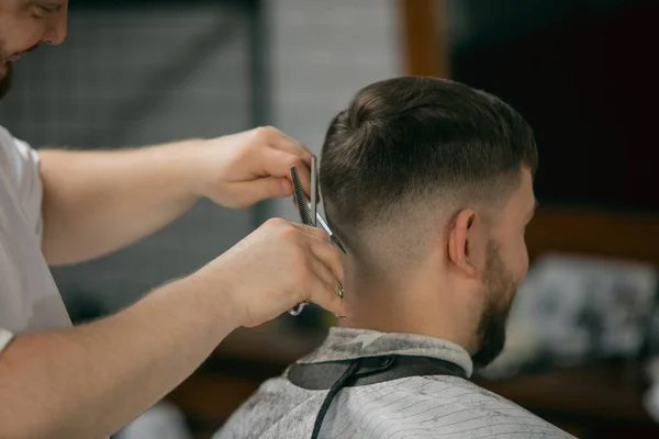 Friseurmeister aus nächster Nähe, Stylist frisiert den jungen Mann. Professionelle Beschäftigung, männliches Schönheitskonzept — Stockfoto