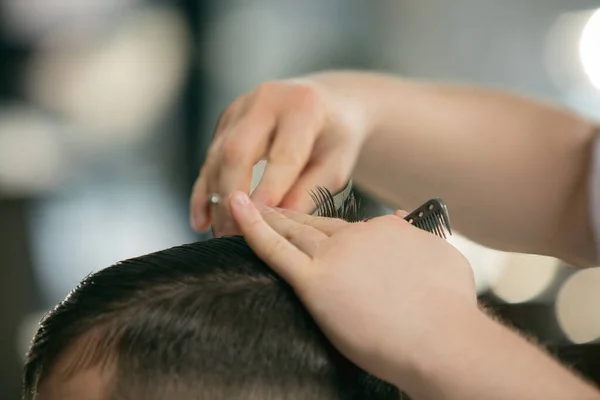 Nahaufnahme Hände von Friseurmeister, Stylist tut die Frisur zu Kerl, junger Mann. Professionelle Beschäftigung, männliches Schönheitskonzept — Stockfoto