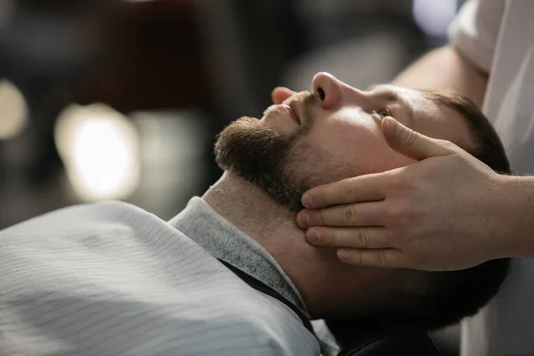 Close-up van de klant van meester kapper, stylist tijdens de verzorging van snor en baard. Beroepsberoep, mannelijk schoonheidsconcept — Stockfoto