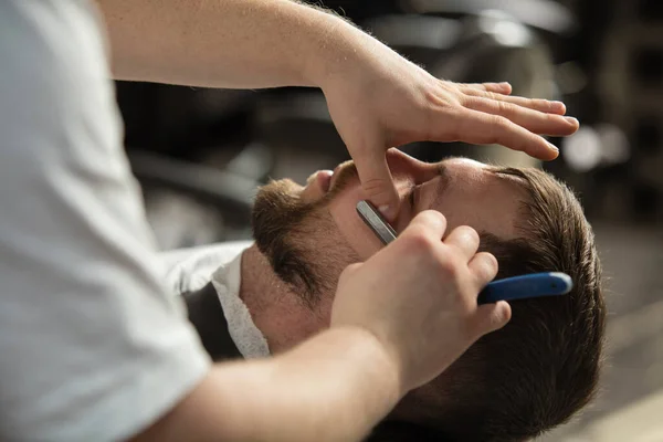 Sluit de handen van meester kapper, stylist doet het kapsel aan jongen, jongeman. Beroepsberoep, mannelijk schoonheidsconcept — Stockfoto