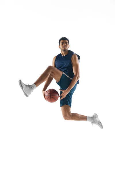 Giovane giocatore di basket arabo di squadra in azione, moto isolato su sfondo bianco. Concetto di sport, movimento, energia e dinamica. — Foto Stock