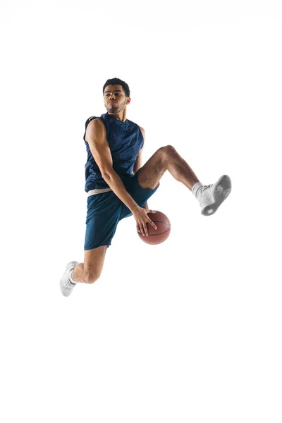 Jovem jogador de basquete árabe da equipe em ação, movimento isolado em fundo branco. Conceito de esporte, movimento, energia e dinâmica. — Fotografia de Stock