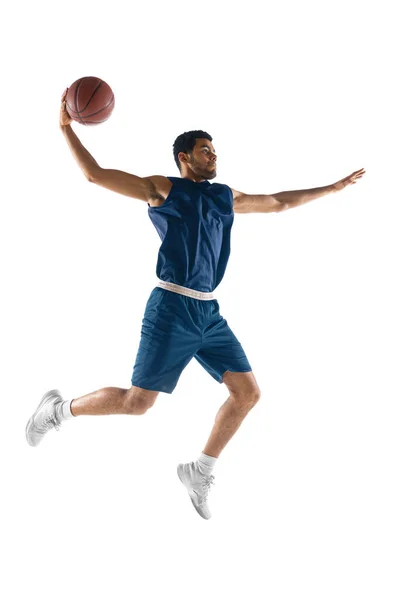 Jovem jogador de basquete árabe da equipe em ação, movimento isolado em fundo branco. Conceito de esporte, movimento, energia e dinâmica. — Fotografia de Stock