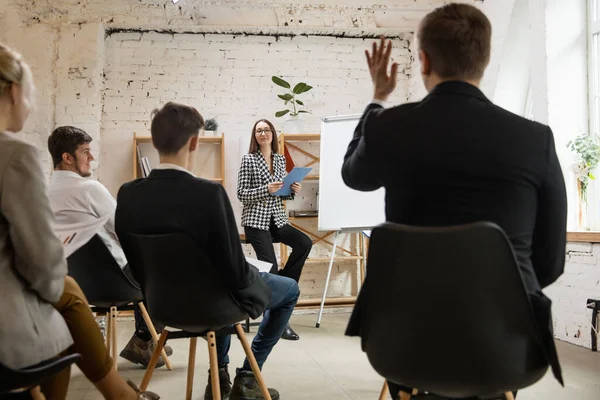 Ponente femenina dando presentación en salón en taller. Público o sala de conferencias. Vista trasera de participantes no reconocidos. — Foto de Stock