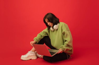 Beyaz kadın portresi kırmızı stüdyo arka planında kopyalanmış.