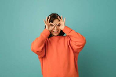 Beyaz kadın portresi mavi stüdyo arka planında kopyalanmış.