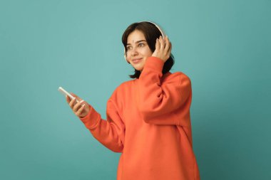 Beyaz kadın portresi mavi stüdyo arka planında kopyalanmış.