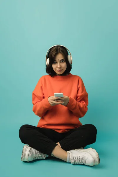 Mulheres caucasianas retrato isolado em fundo estúdio azul com copyspace — Fotografia de Stock