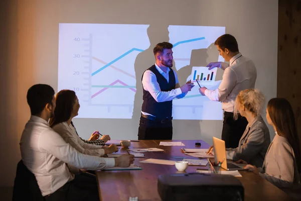 Palestrante masculino dando apresentação no salão na oficina. Audiência ou sala de conferências. Participantes, colegas de trabalho ouvindo na mesa. — Fotografia de Stock