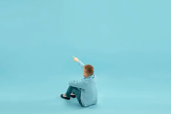 크고 유명 한 미래에 대한 어린 시절 과 꿈. 파란 배경에 고립된 아주 작은 소년 — 스톡 사진