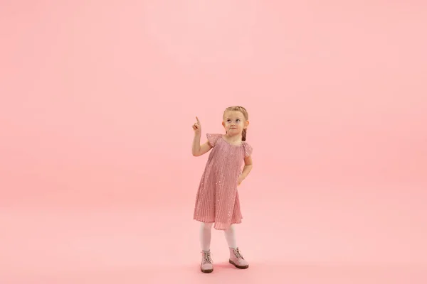 크고 유명 한 미래에 대한 어린 시절과 꿈. 산호 분홍빛 배경에 고립 된 꽤 긴 머리 소녀 — 스톡 사진