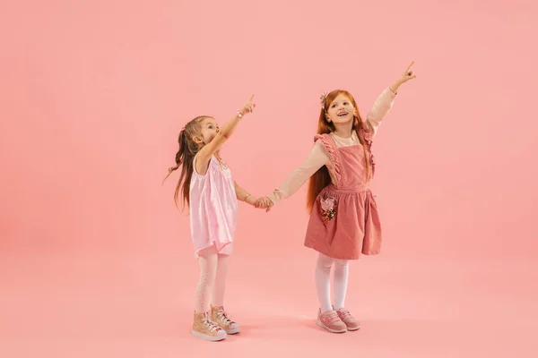 Enfance et rêve d'un avenir grand et célèbre. Jolies petites filles isolées sur fond rose corail — Photo