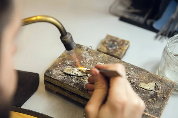 Cerca de manos de joyero, orfebres haciendo de anillo de oro con piedras preciosas utilizando herramientas profesionales. —  Fotos de Stock