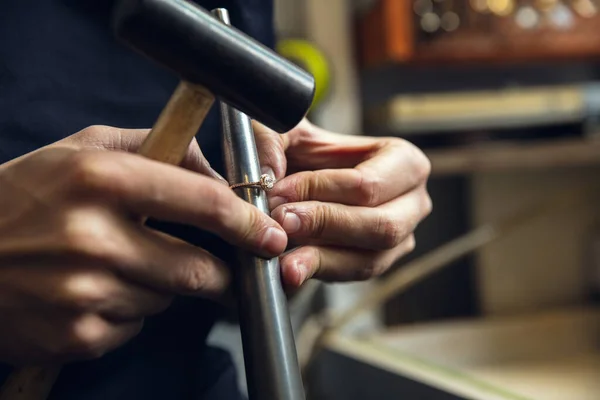 Cerca de manos de joyero, orfebres haciendo de anillo de oro con piedras preciosas utilizando herramientas profesionales. —  Fotos de Stock