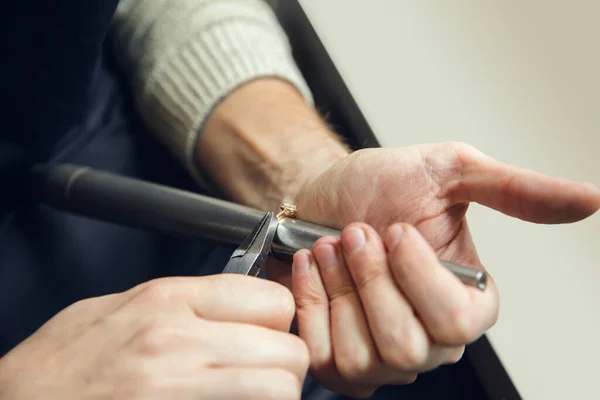 Close-up handen van juwelier, goudsmeden maken van gouden ring met edelsteen met behulp van professionele gereedschappen. — Stockfoto