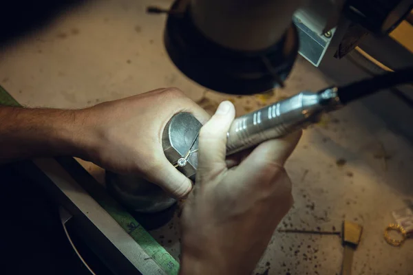 Cerca de manos de joyero, orfebres haciendo de anillo de oro con piedras preciosas utilizando herramientas profesionales. —  Fotos de Stock