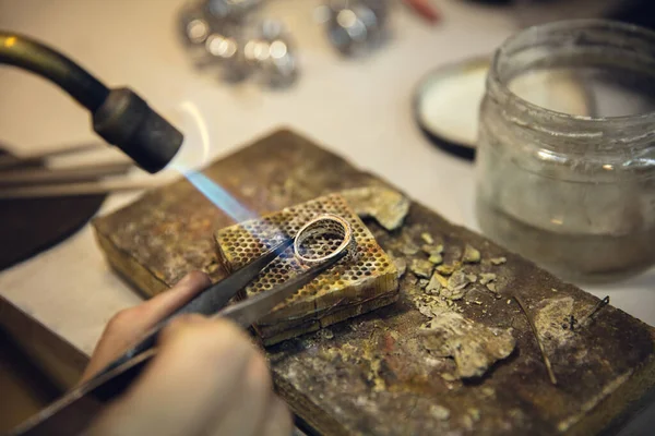 Cerca de manos de joyero, orfebres haciendo de anillo de plata con piedras preciosas utilizando herramientas profesionales. —  Fotos de Stock