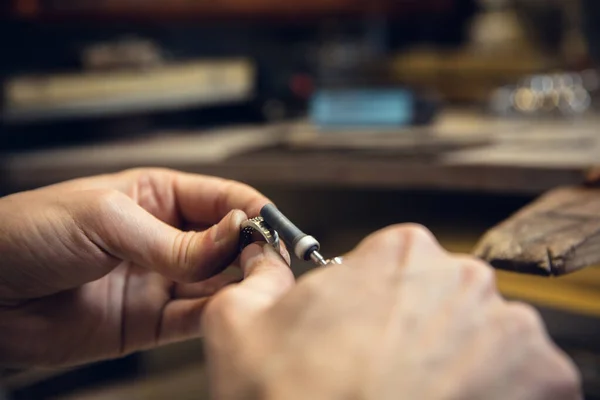 Mani da vicino di gioielliere, orafi in argento anello con gemma con strumenti professionali. — Foto Stock