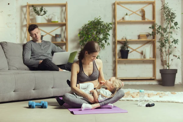 Fiatal nő fitnesz, aerobik, jóga otthon, sportos életmód. Karantén alatt aktiválódik. Otthoni edzőterem. — Stock Fotó