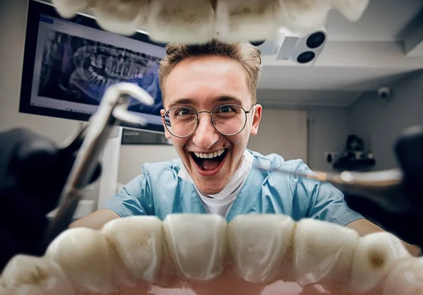 Doutor olhando para a boca, verificando, examinando os dentes — Fotografia de Stock