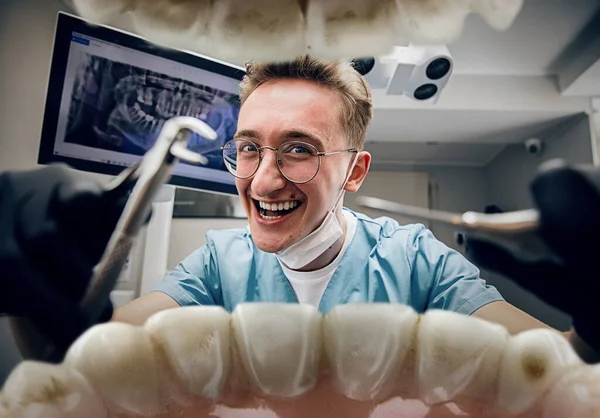 Doutor olhando para a boca, verificando, examinando os dentes — Fotografia de Stock