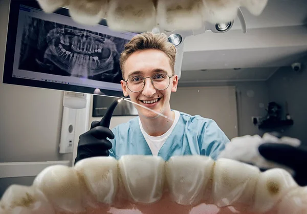 Γιατρός ψάχνει στο στόμα, ελέγχει, εξετάζει τα δόντια — Φωτογραφία Αρχείου