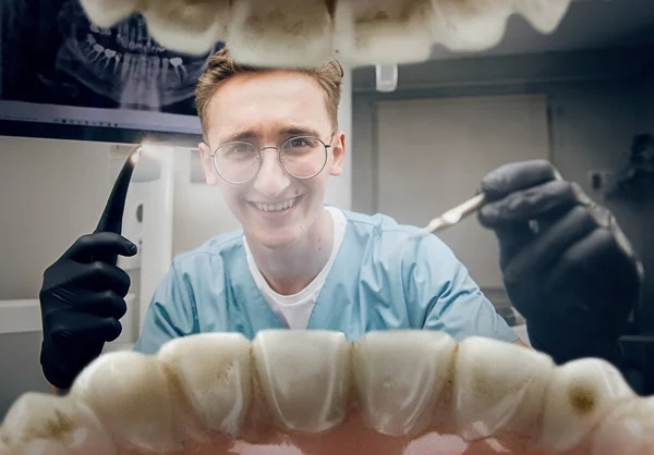 Γιατρός ψάχνει στο στόμα, ελέγχει, εξετάζει τα δόντια — Φωτογραφία Αρχείου
