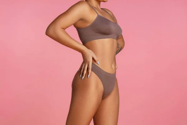 Hermoso cuerpo de mujer afroamericana joven aislado en fondo de estudio rosa —  Fotos de Stock