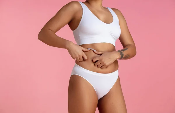 Beau corps de jeune femme afro-américaine isolée sur fond de studio rose — Photo