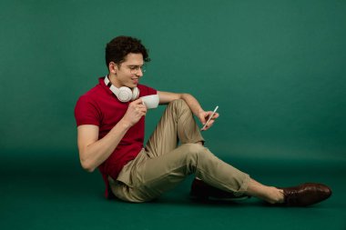 Beyaz adam portresi, yeşil stüdyo arka planında kopyalanmış.