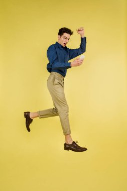 Beyaz adam portresi, sarı stüdyo arka planında kopyalanmış.