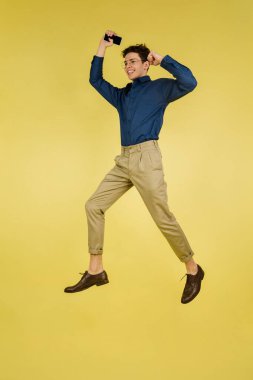 Beyaz adam portresi, sarı stüdyo arka planında kopyalanmış.