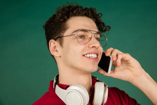 Caucásico mans retrato aislado en verde estudio fondo con copyspace — Foto de Stock