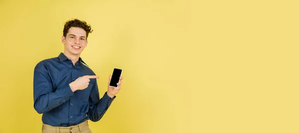 Retrato de homem caucasiano isolado no fundo do estúdio amarelo com copyspace — Fotografia de Stock