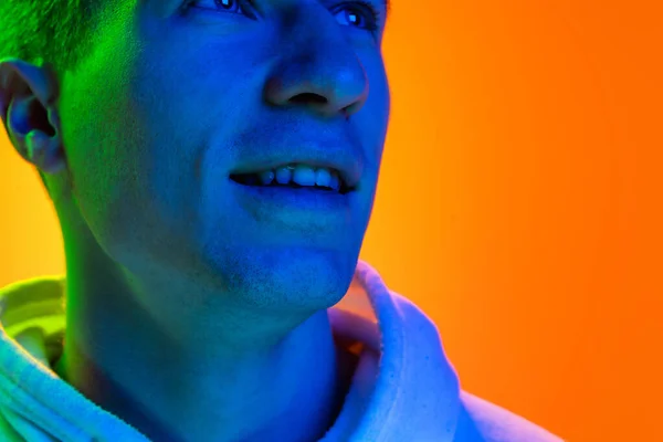 Caucásico hermoso retrato mans aislado sobre fondo de estudio amarillo en luz de neón multicolor — Foto de Stock