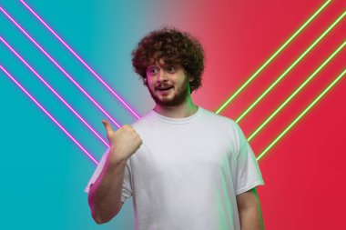 Beyaz adamın portresi, parlak çizgileri olan mavi-kırmızı bir arka planda izole edilmiş. İnsan duyguları kavramı, yüz ifadesi, satış, reklam.