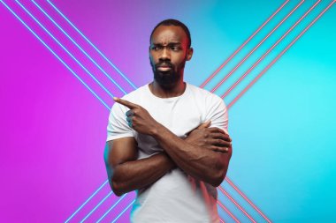 Afro-Amerikan modern portresi, parlak çizgileri olan neon renkli bir stüdyo arkaplanı. Güzel afro model..